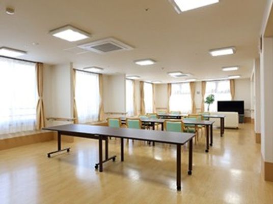 広々とした明るいダイニング