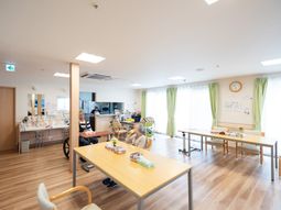 広々した明るいダイニング