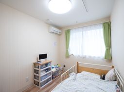 明るいシンプルな居室