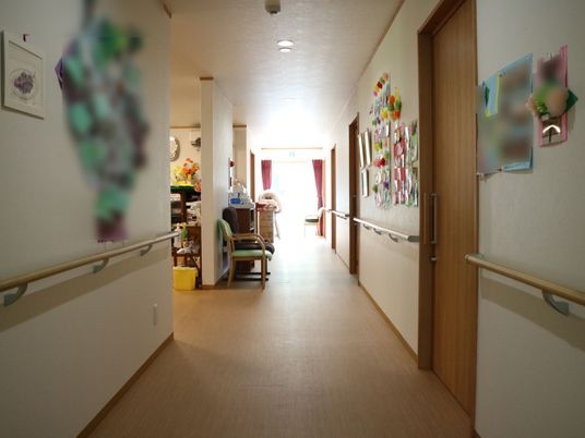 明るく広い廊下