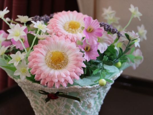色鮮やかな造花のアレンジメント