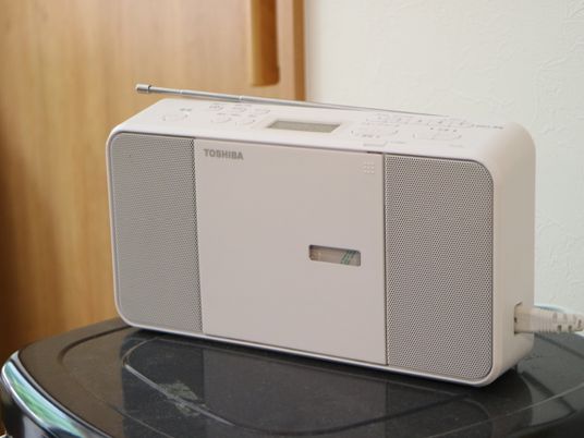 白いラジオのクローズアップ