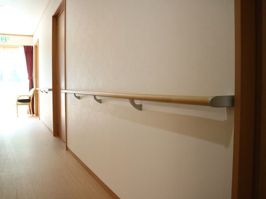 廊下に設置された手すり