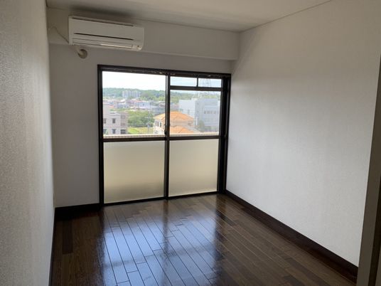 明るい居室の窓と床