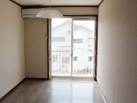 窓が特徴の居室