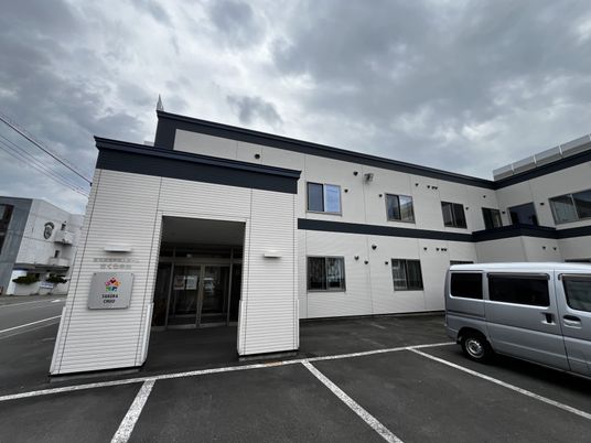 施設の外観と入口  