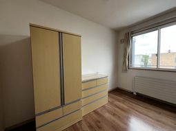 明るい居室の収納  