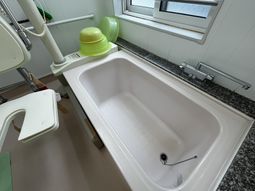 手すり付き浴室  