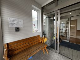 木製ベンチのあるエントランス  