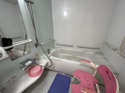 手すり付き浴室  
