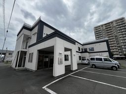 施設の外観と駐車場  