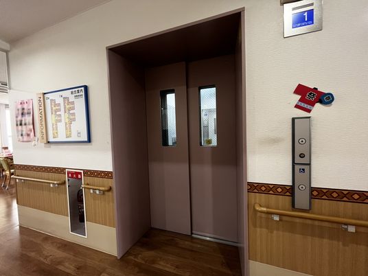 廊下のエレベーター  