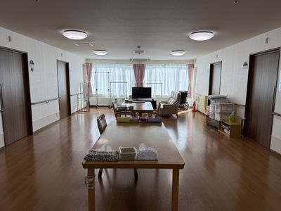 窓際の広々としたリビング