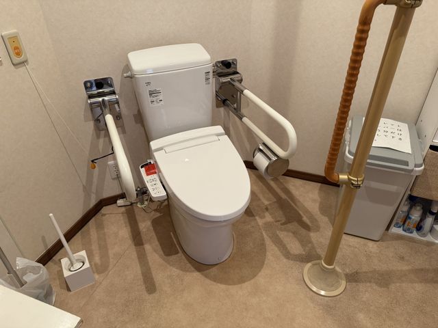 使いやすいトイレ トイレ 手すりが設置された広々としたスペースで、安心して利用できる設備が整っています。