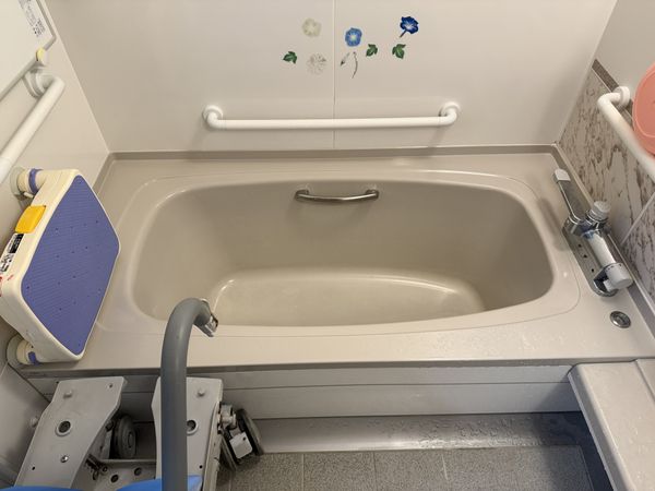 安全な手すり付き浴室