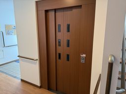 手すり付きのエレベーター