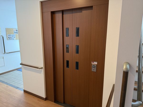 手すり付きのエレベーター