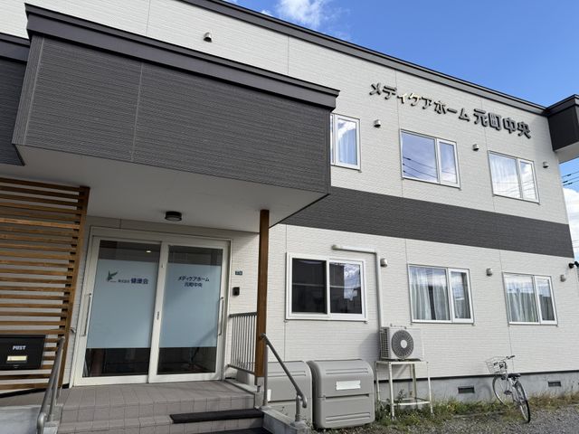 施設の外観 外観 落ち着いた色合いの外壁と広々としたエントランスが魅力的な建物です。