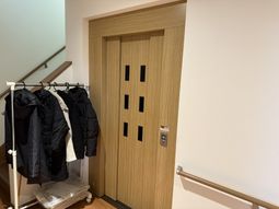 木製の扉のエレベーター