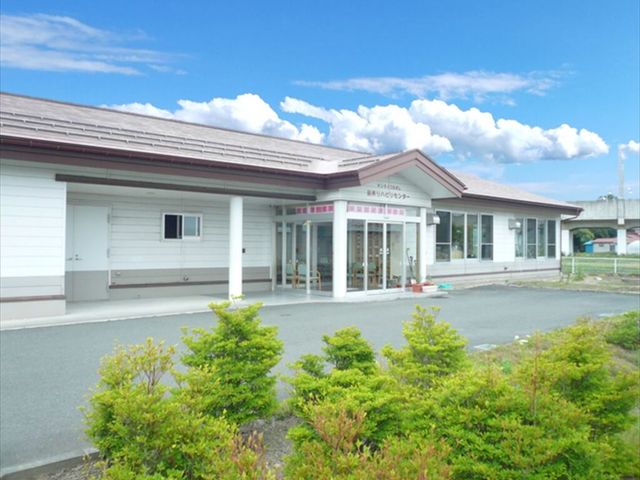 青空の下の建物 外観 青空の下にある施設は、自然に溶け込むように設計されています。明るく開放的な環境です。