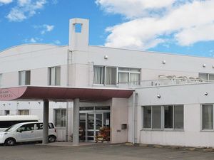 白い建物の外観  