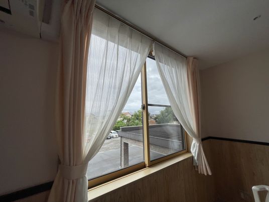 明るい窓付きの居室