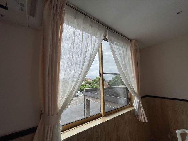 明るい窓付きの居室 居室 自然光が差し込む窓から、日の光が居室を暖かく包みます。優しい光で心地良い空間です。