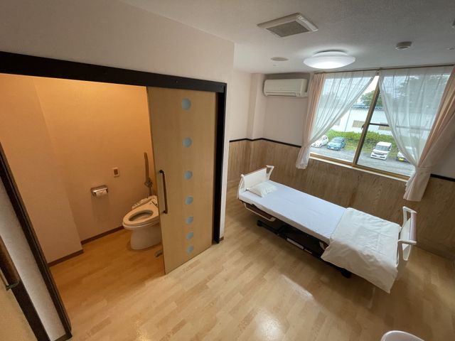 明るい居室 居室 広々とした居室には、自然光がたっぷりと差し込むようになっています。快適に過ごせます。