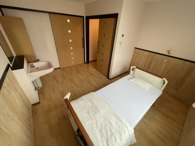 ゆったりとした居室 居室 ナチュラルな床材と壁面が心地よい空間です。シンプルな設備で穏やかな時間を過ごせます。