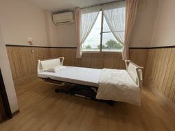 明るい個室の居室