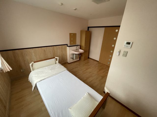 落ち着いた居室 居室 シンプルで落ち着いた色調の空間です。ベッドや洗面台が整然と配置されています。