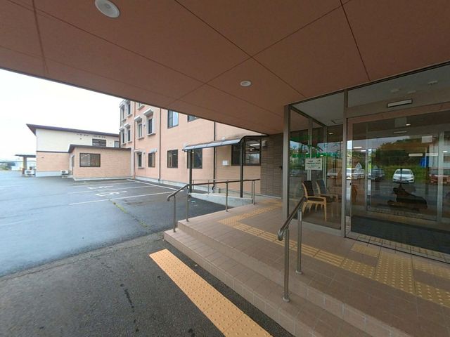 雨の日のエントランス エントランス 屋根で雨をしのげるエントランスです。手すりがあり安全に出入りできます。