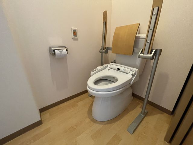 安全なトイレ設備 トイレ 手すりが設置された安心設計のトイレです。清潔で使いやすい環境が整っています。