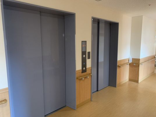 エレベーターの前