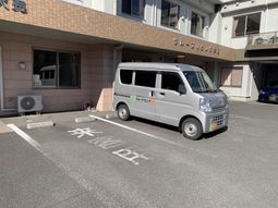 施設外観の駐車場