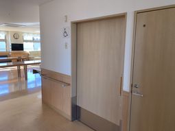 明るい設備の廊下