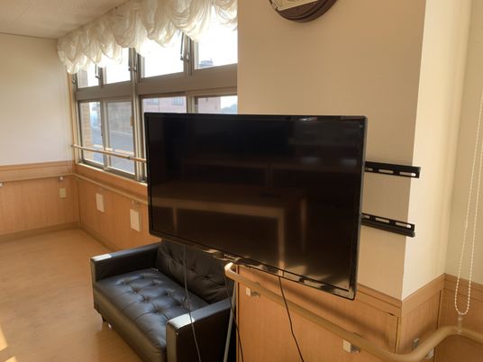 テレビがある明るい部屋