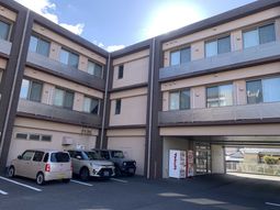 駐車場と建物の外観