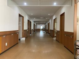 明るい長い廊下