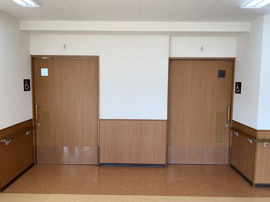 二つのトイレ扉