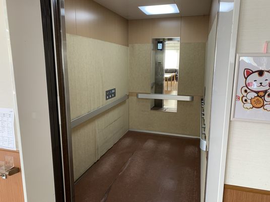 広々としたエレベーター