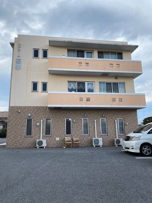 落ち着いた外観の建物