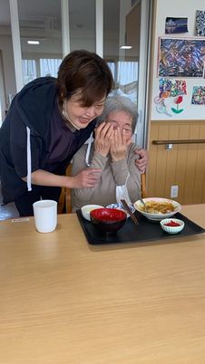 笑顔の交流を楽しむリビング