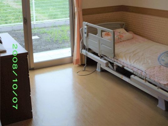 明るい居室の様子  