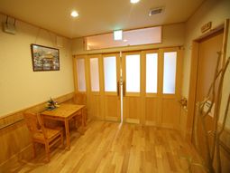 温もりのある木製家具の廊下