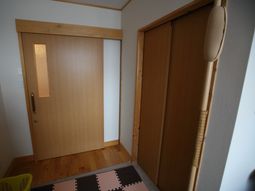 温かみのある部屋の入口
