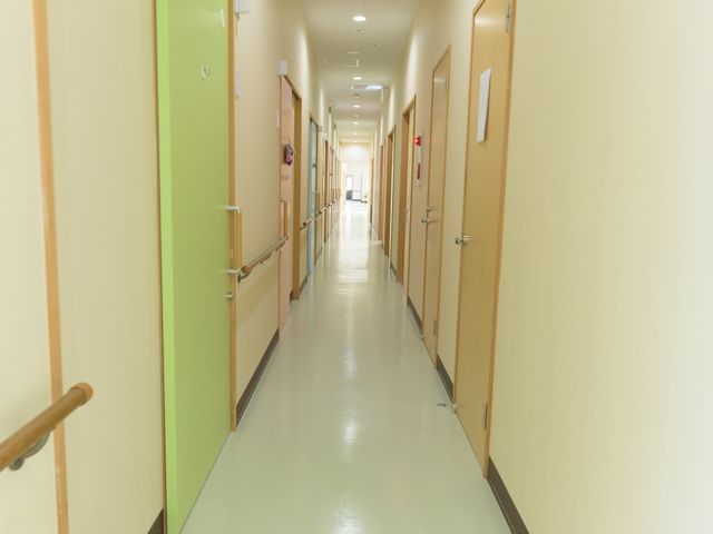 きれいな施設の廊下 廊下 手すりが設置された明るい廊下は、快適に歩行できる設計です。安全性に配慮した設備が整っております。