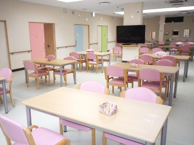 広々としたピンクの椅子の食堂 リビング 明るく広々とした食堂です。ピンクの椅子が配置され、ゆったりと過ごせる空間となっております。