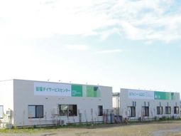 白い建物の外観