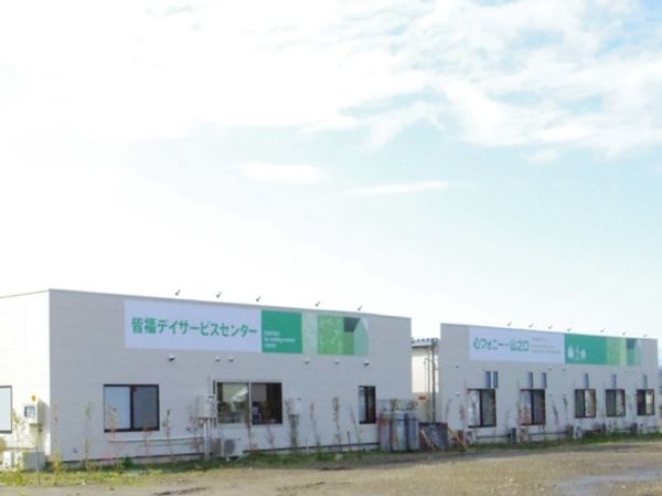 白い建物の外観